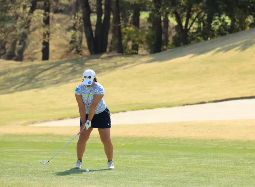 鈴木愛のアイアンスイング（正面）