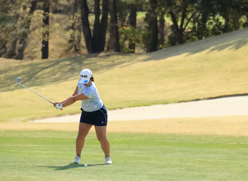 鈴木愛のアイアンスイング（正面）