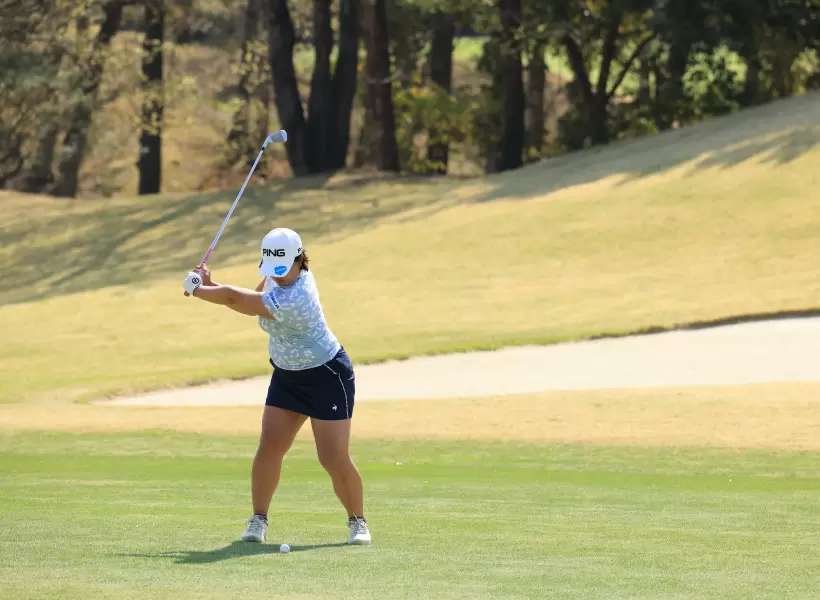 鈴木愛のアイアンスイング（正面）