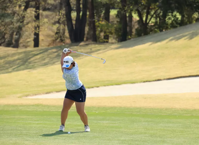 鈴木愛のアイアンスイング（正面）