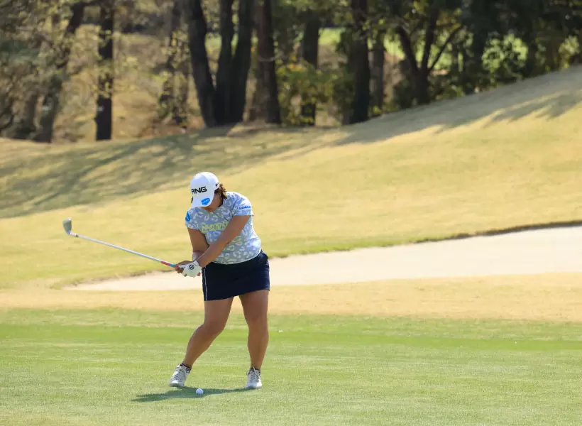 鈴木愛のアイアンスイング（正面）