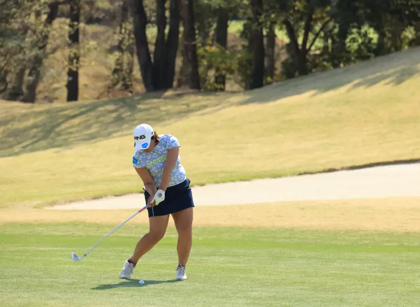 鈴木愛のアイアンスイング（正面）