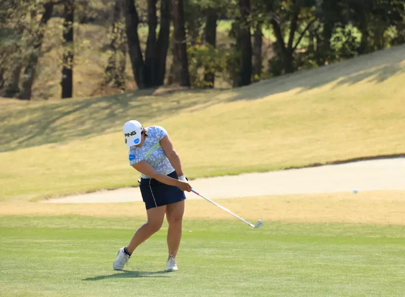 鈴木愛のアイアンスイング（正面）