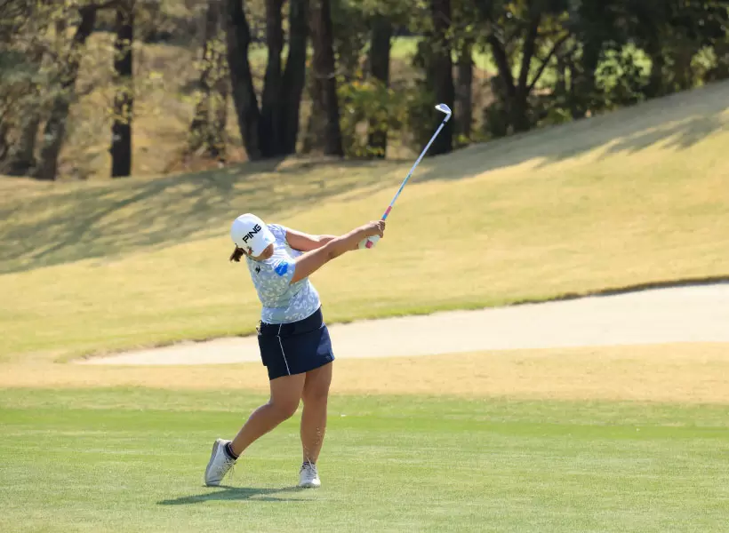 鈴木愛のアイアンスイング（正面）