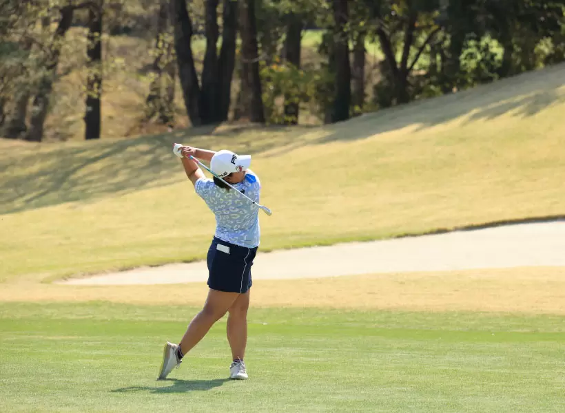 鈴木愛のアイアンスイング（正面）