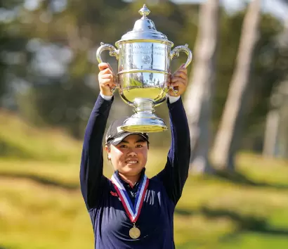 カップを掲げる笹生優花