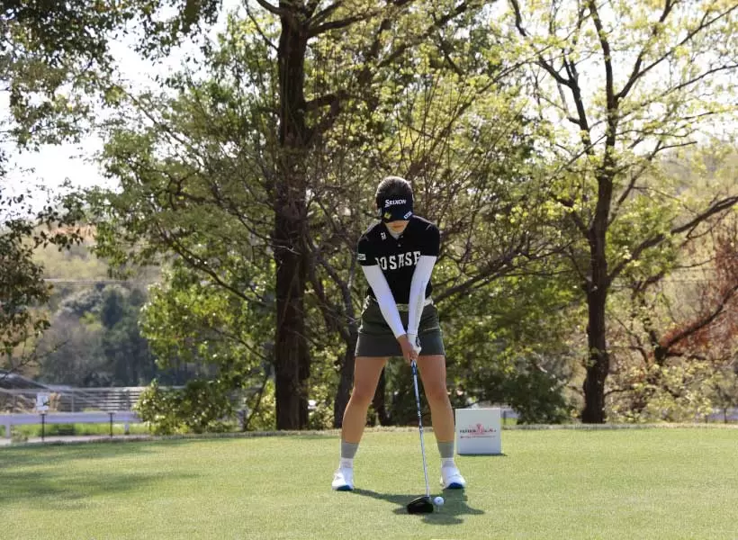 岸部桃子のドライバースイング（正面）