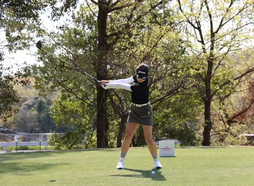 岸部桃子のドライバースイング（正面）