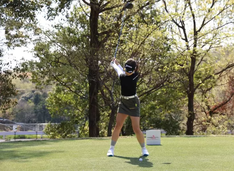 岸部桃子のドライバースイング（正面）