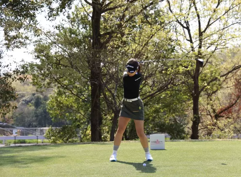 岸部桃子のドライバースイング（正面）