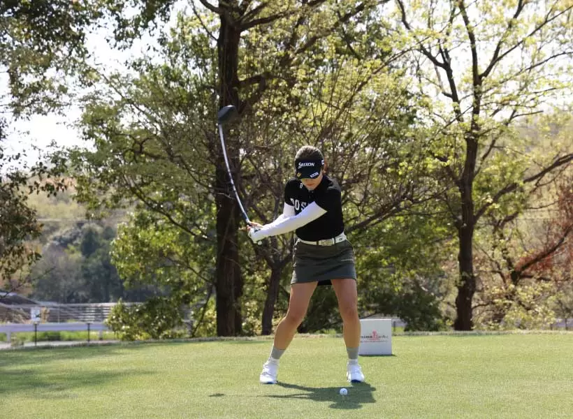 岸部桃子のドライバースイング（正面）