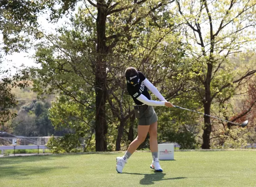 岸部桃子のドライバースイング（正面）