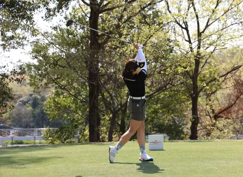 岸部桃子のドライバースイング（正面）
