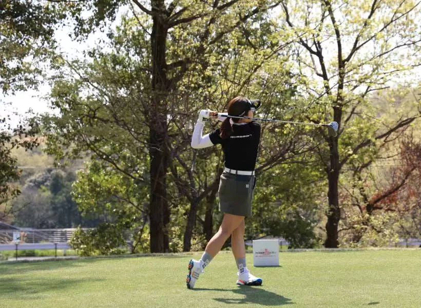 岸部桃子のドライバースイング（正面）