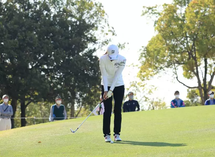 堀琴音のウェッジスイング アプローチ（正面）