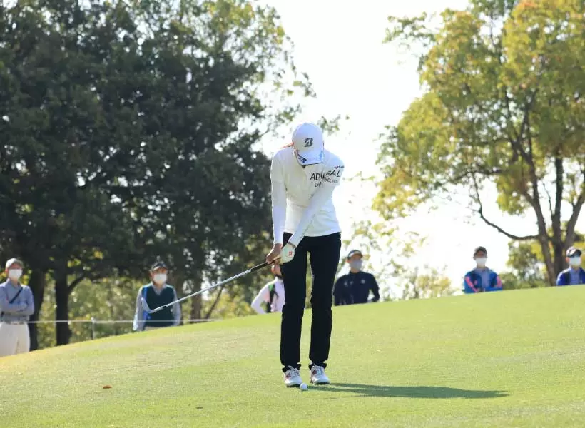 堀琴音のウェッジスイング アプローチ（正面）