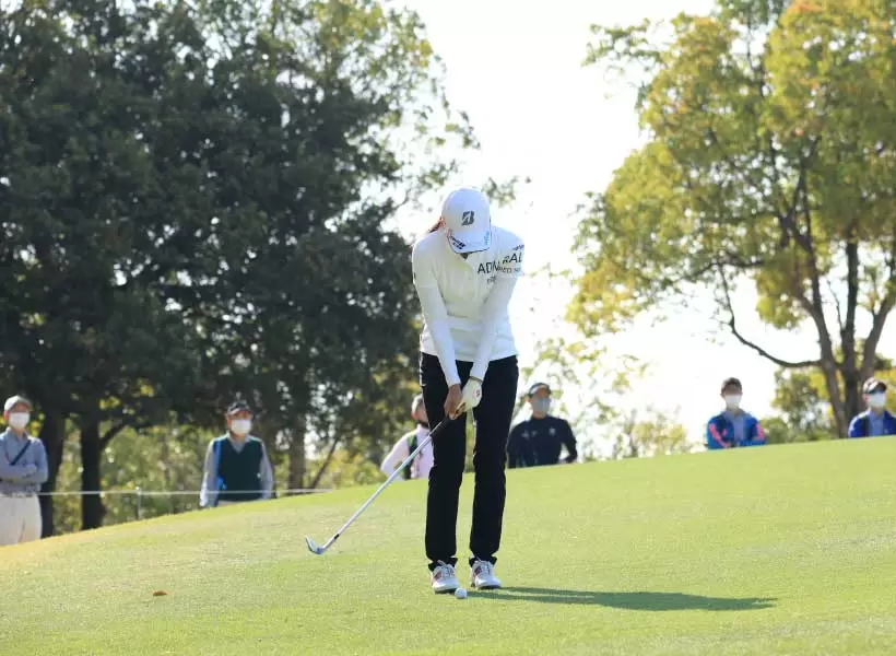 堀琴音のウェッジスイング アプローチ（正面）