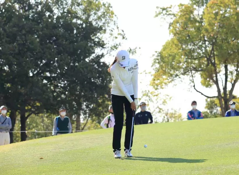 堀琴音のウェッジスイング アプローチ（正面）