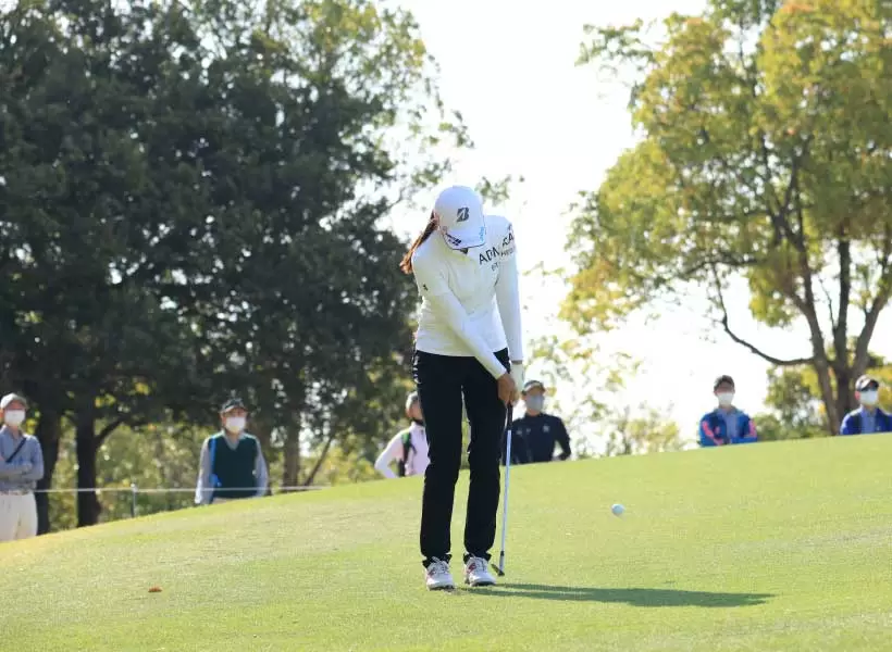 堀琴音のウェッジスイング アプローチ（正面）