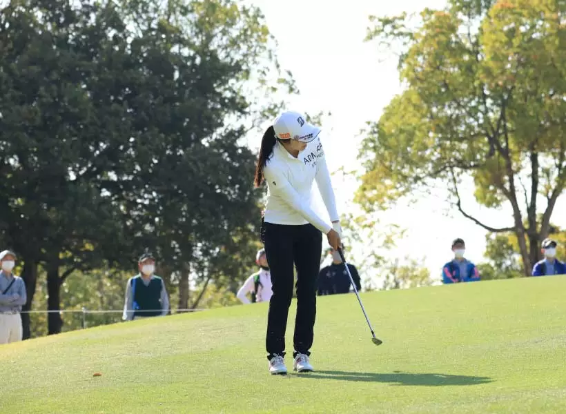 堀琴音のウェッジスイング アプローチ（正面）