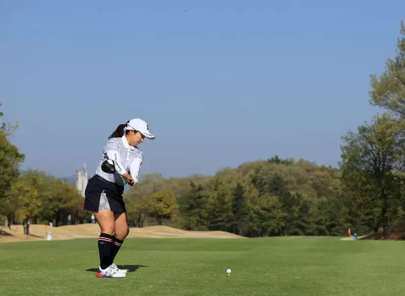 阿部未悠のドライバースイング（後方）
