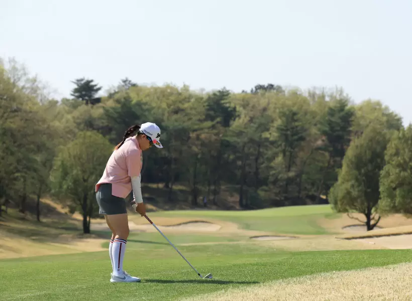 勝みなみのアイアンスイング（後方）