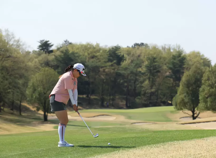 勝みなみのアイアンスイング（後方）