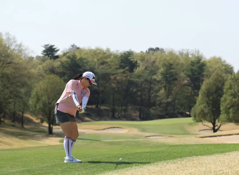 勝みなみのアイアンスイング（後方）