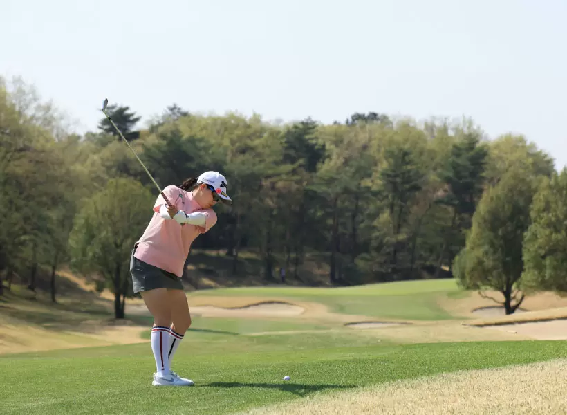 勝みなみのアイアンスイング（後方）