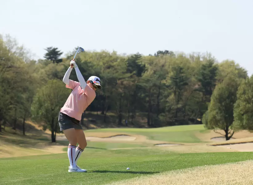 勝みなみのアイアンスイング（後方）