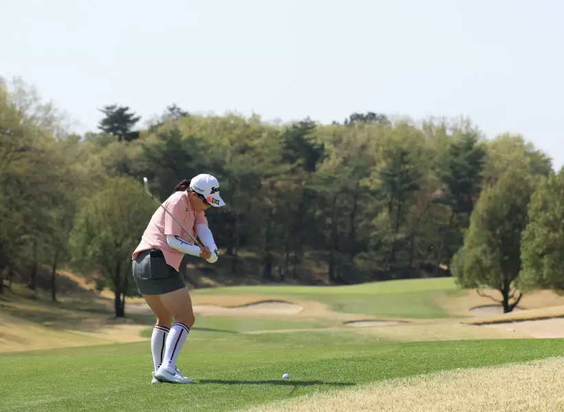 勝みなみのアイアンスイング（後方）