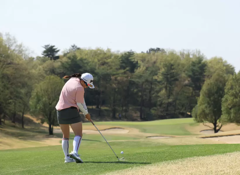 勝みなみのアイアンスイング（後方）