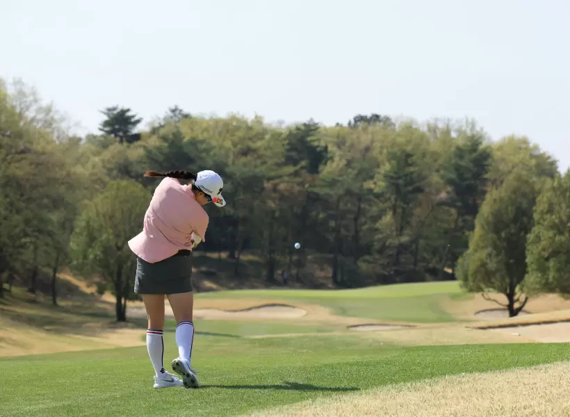 勝みなみのアイアンスイング（後方）