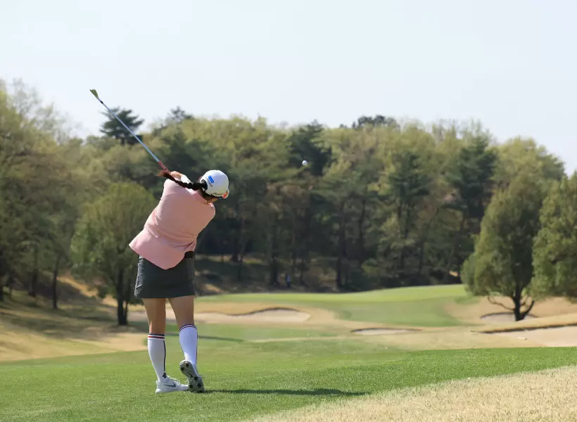 勝みなみのアイアンスイング（後方）