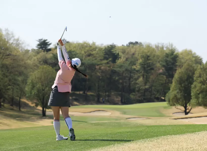 勝みなみのアイアンスイング（後方）