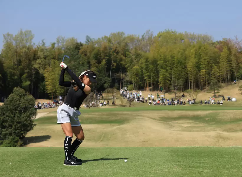 臼井麗香のアイアンスイング（後方）