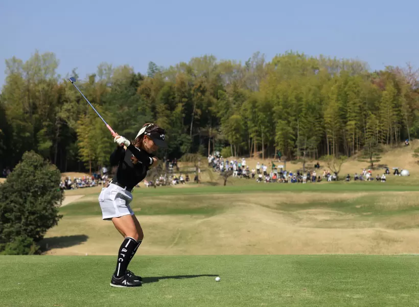 臼井麗香のアイアンスイング（後方）