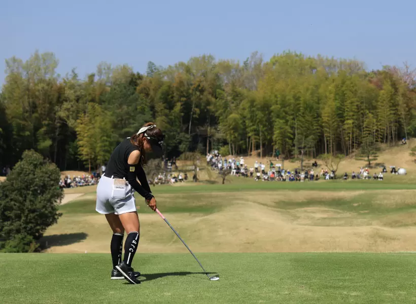 臼井麗香のアイアンスイング（後方）