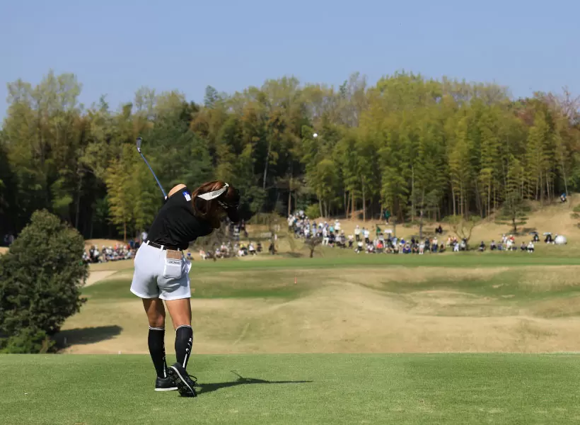 臼井麗香のアイアンスイング（後方）