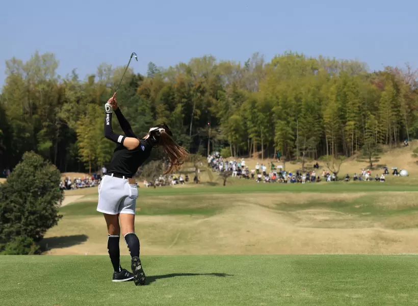 臼井麗香のアイアンスイング（後方）