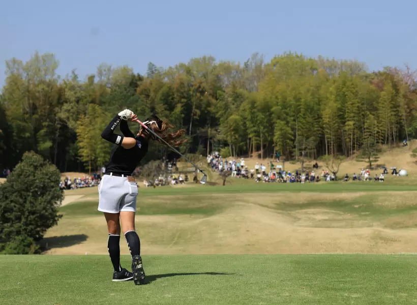 臼井麗香のアイアンスイング（後方）