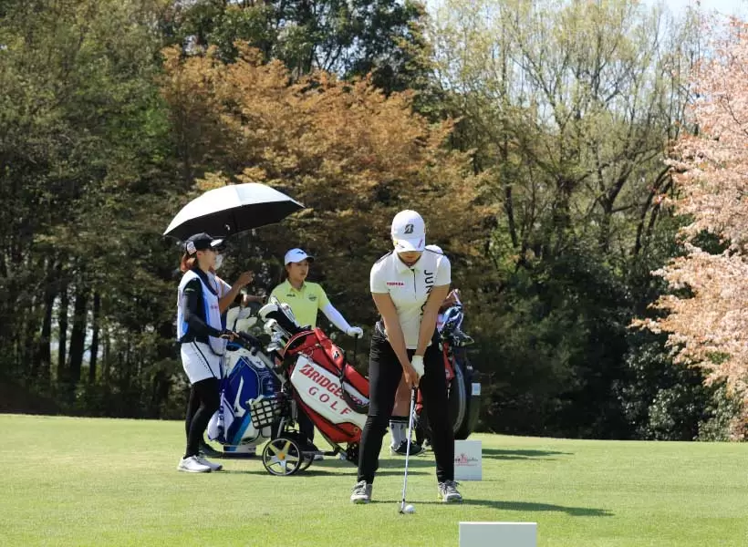 高橋彩華のアイアンスイング（正面）