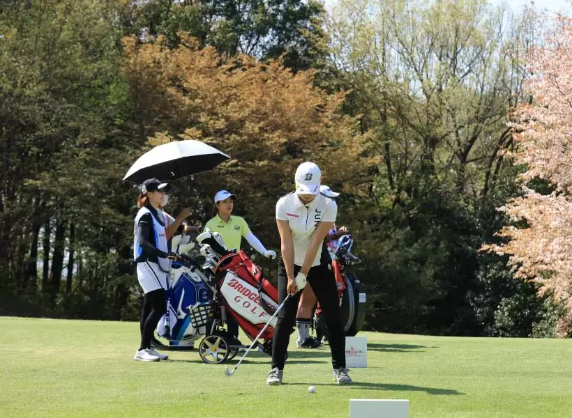 高橋彩華のアイアンスイング（正面）