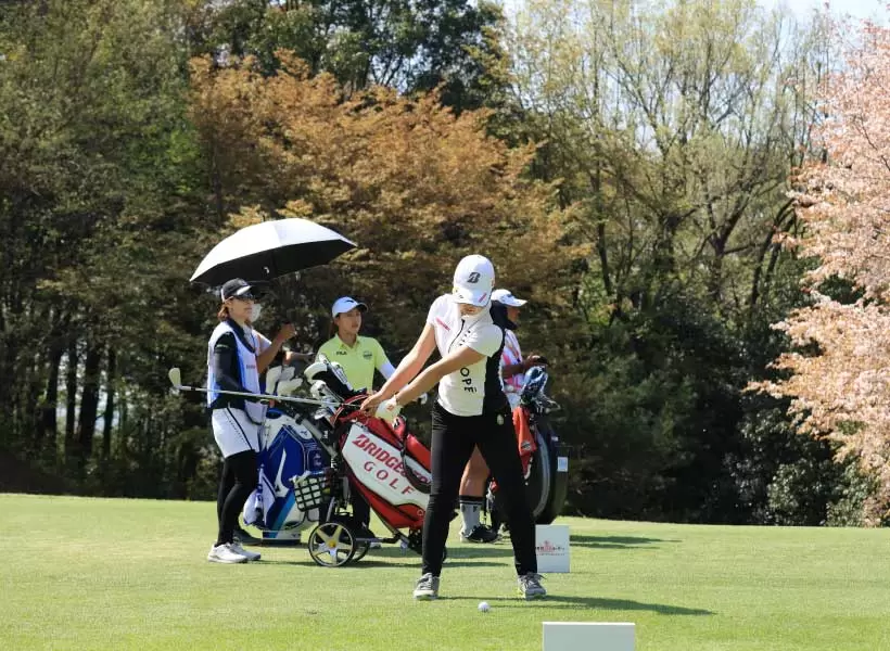 高橋彩華のアイアンスイング（正面）