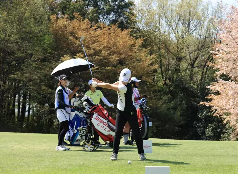 高橋彩華のアイアンスイング（正面）