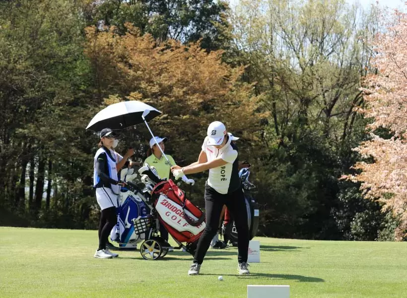 高橋彩華のアイアンスイング（正面）