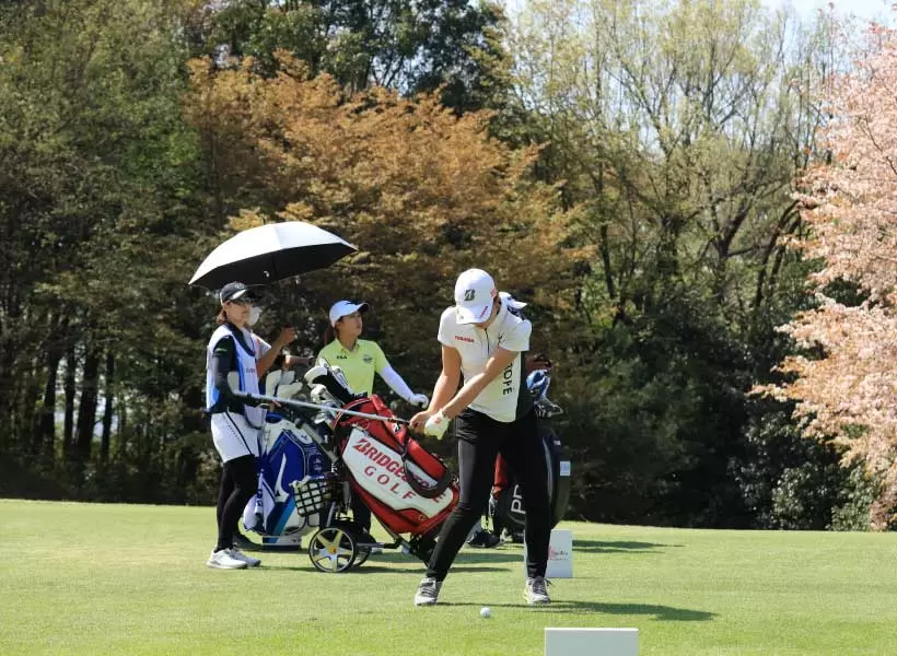 高橋彩華のアイアンスイング（正面）