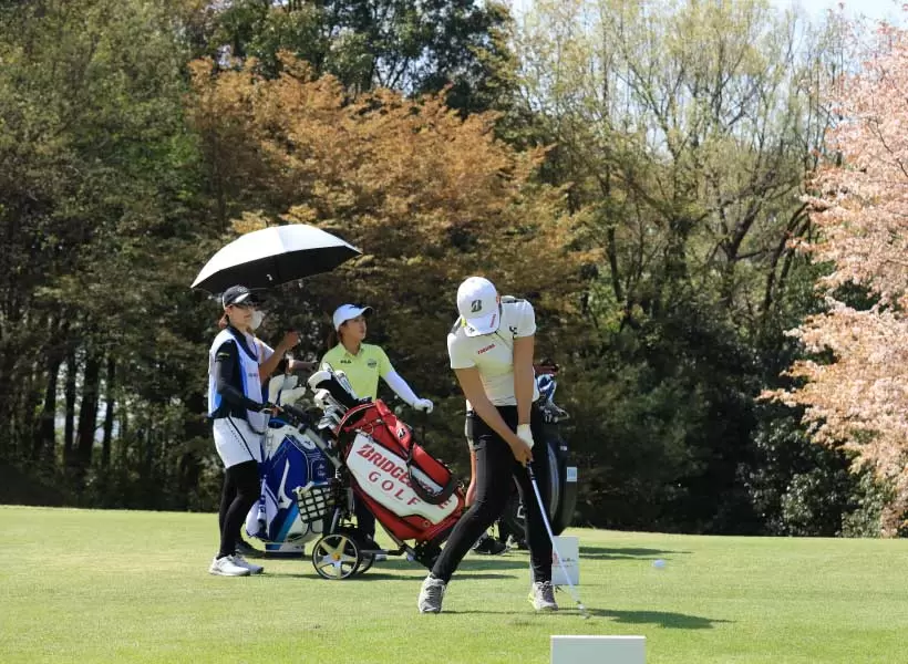 高橋彩華のアイアンスイング（正面）