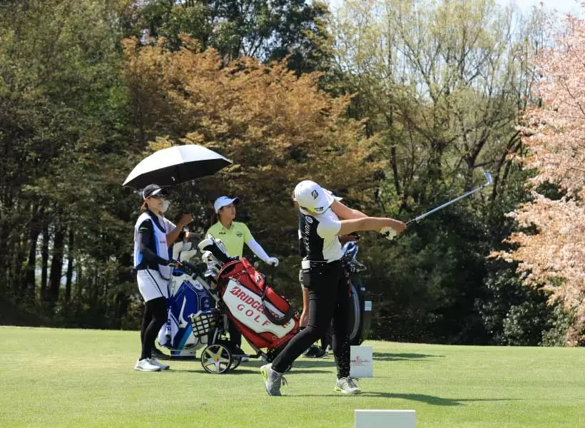 高橋彩華のアイアンスイング（正面）