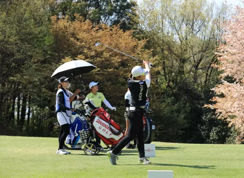 高橋彩華のアイアンスイング（正面）